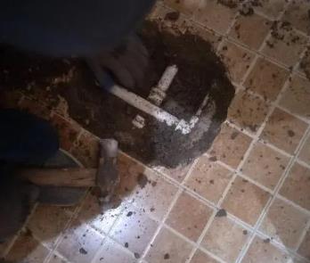 白玉卫生间漏水维修公司为您分享下卫生间渗水如何处理及注意事项